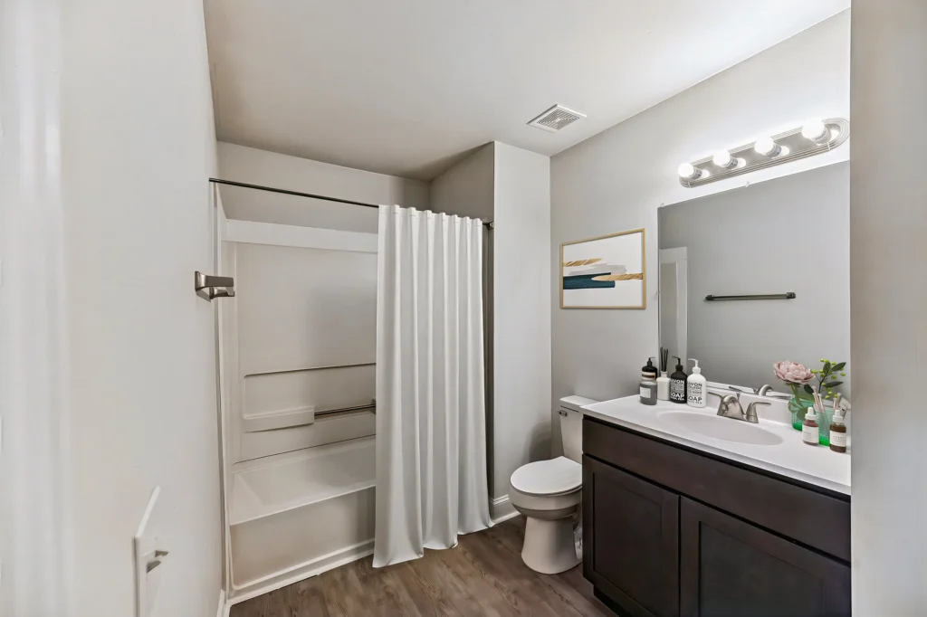 savannah 6 apartments bathroom 4