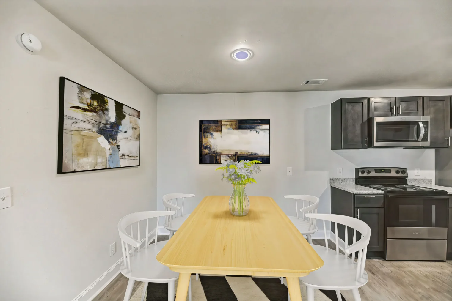 savannah 6 apartments dining