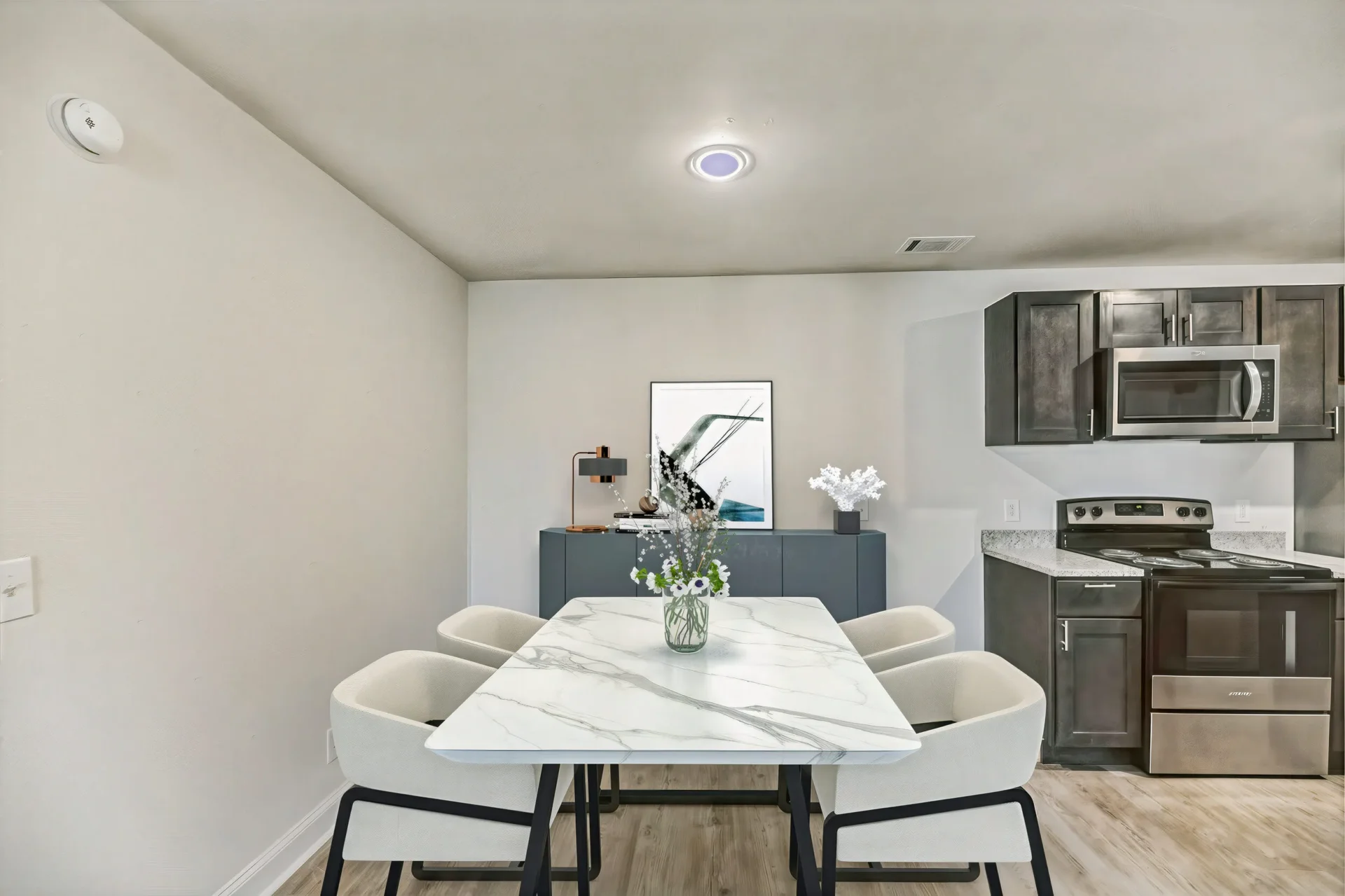 savannah 6 apartments dining area