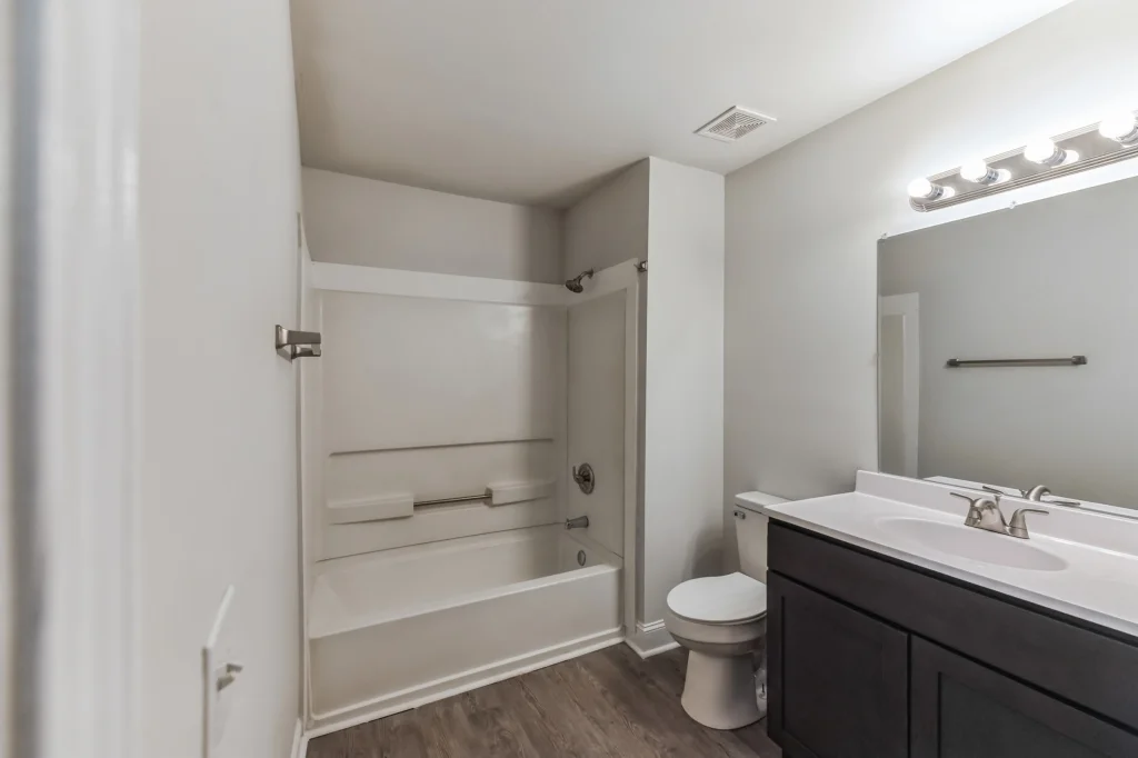 savannah 6 college street apartments bathroom