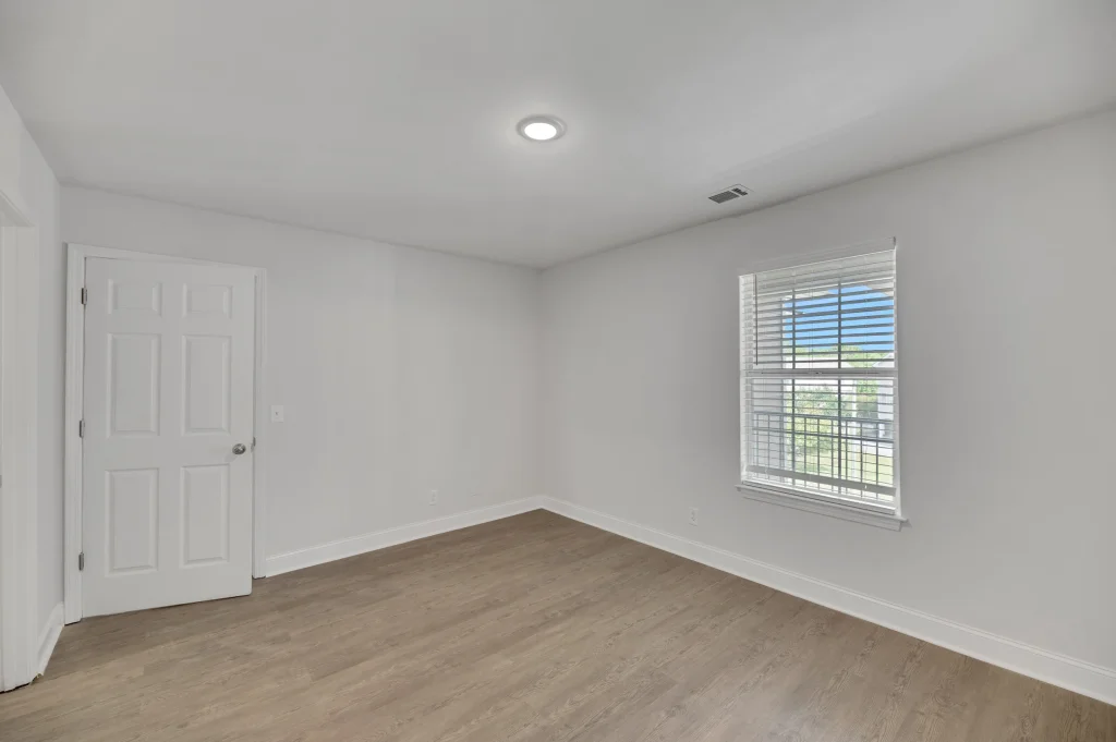 savannah 6 college street apartments empty1