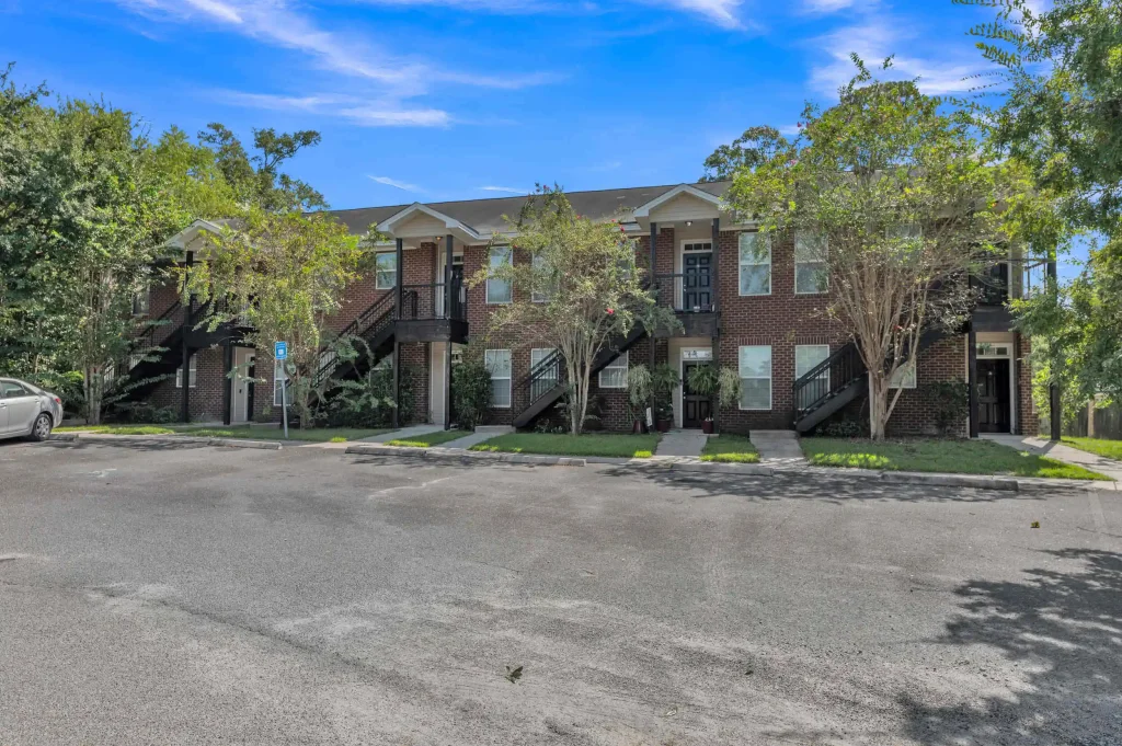 savannah 6 college street apartments exterior
