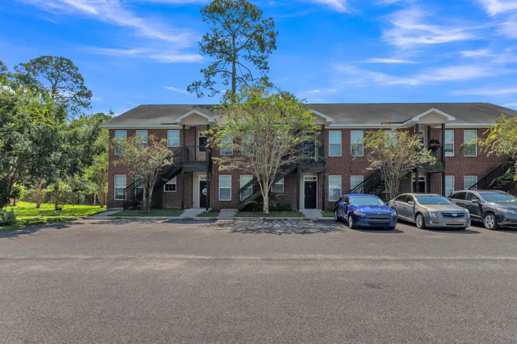 savannah 6 college street apartments exterior parking